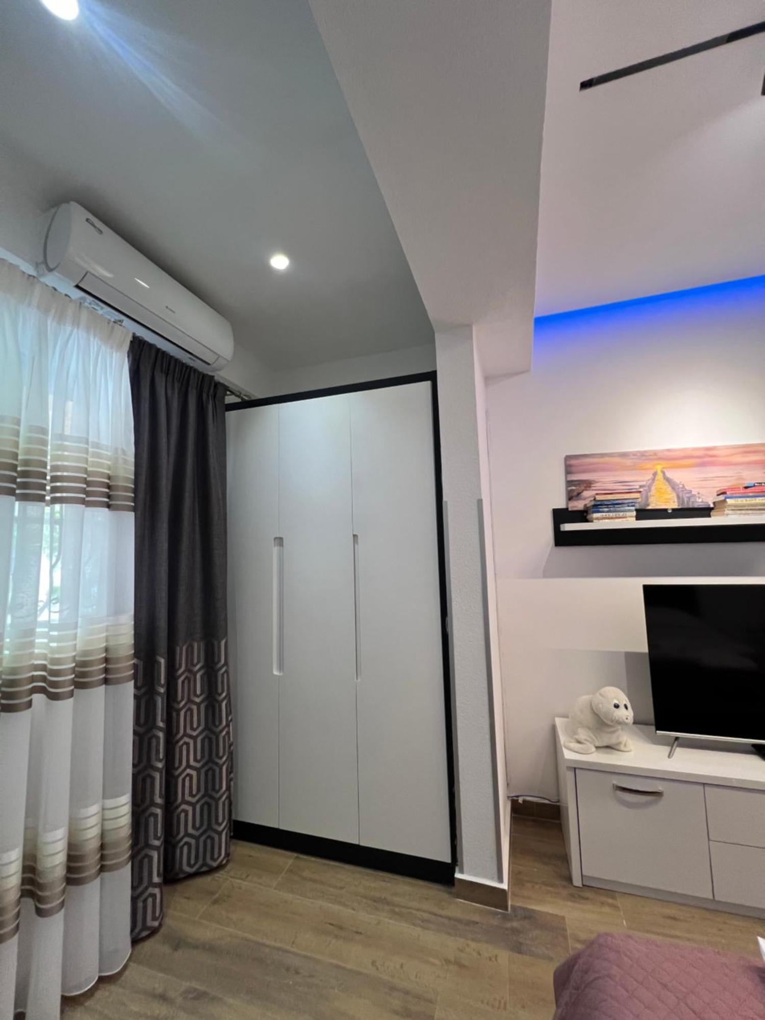 Apartment Lovely One-bedroom With Bbq-grill! Sarande
